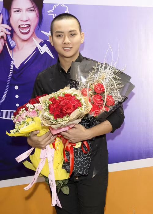 Do phải đón người thân từ quê lên TP.HCM và không may bị sự cố hỏng xe trong lúc di chuyển, diễn viên Hoài Lâm đã không kịp tham gia phần giao lưu trước khi phim công chiếu. Tuy nhiên, sau khi xử lý sự cố không mong muốn, Hoài Lâm nhanh chóng có mặt tại rạp để gửi lời xin lỗi đến đoàn phim, giới truyền thông, đồng nghiệp và khán giả.