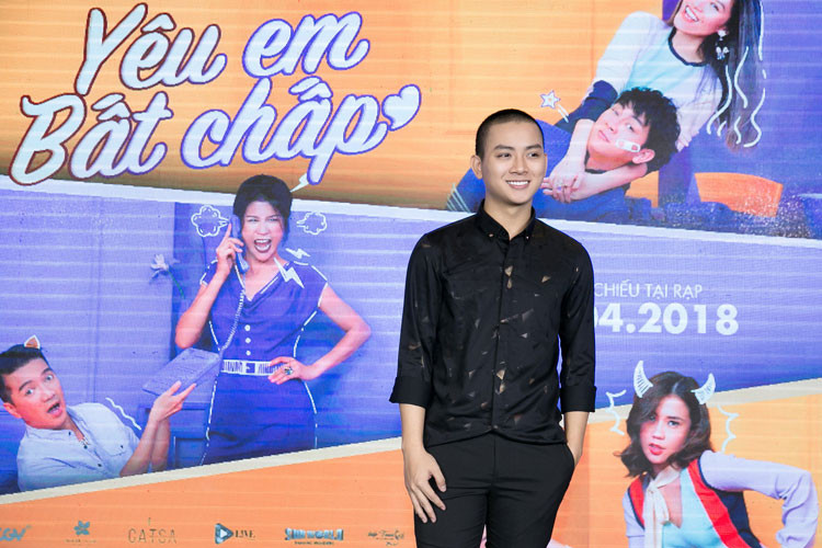 Tối 4/4, bộ phim “Yêu em bất chấp” của đạo diễn Văn Công Viễn đã có buổi ra mắt tại TP.HCM. Ê-kíp bộ phim và đông đảo khách mời đến tham dự. Tuy nhiên, nam chính Hoài Lâm xuất hiện khá muộn.