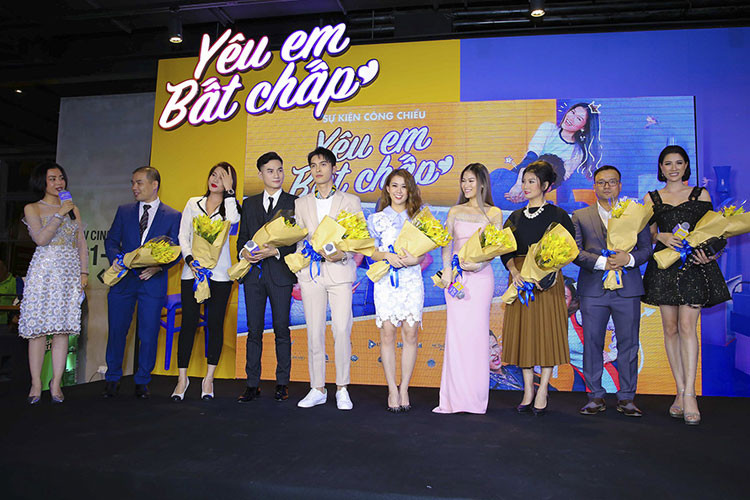 Đoàn phim và các nghệ sĩ khách mời giao lưu cùng khán giả.