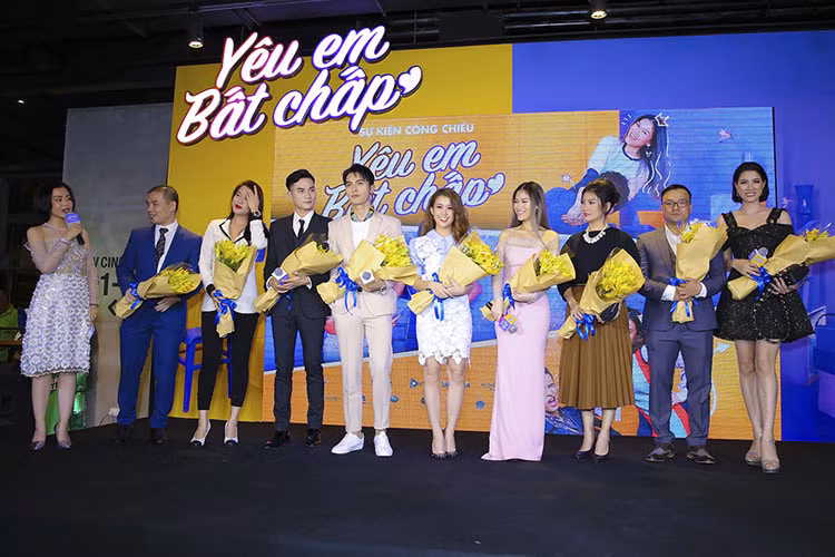 Đoàn phim và các nghệ sĩ khách mời giao lưu cùng khán giả.