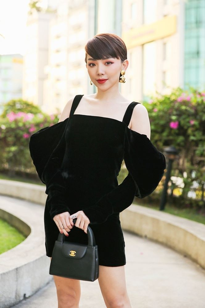 Ca sĩ Tóc Tiên cũng có mặt trong sự kiện này, cô mặc váy nhung hở vai rất trẻ trung, gợi cảm.