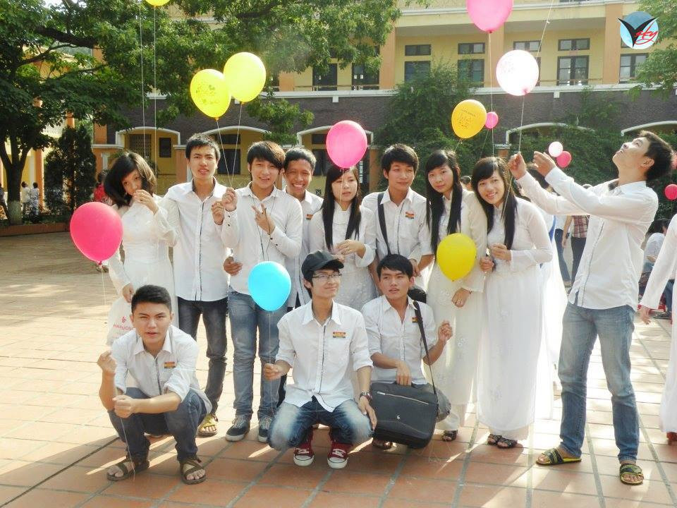 Hình ảnh Sơn Tùng cười... hả hê, tay cầm bóng bay khiến fan thích thú.