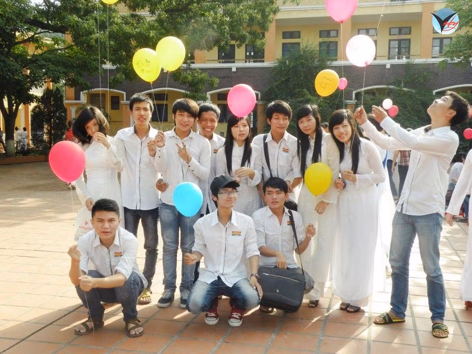 Hình ảnh Sơn Tùng cười... hả hê, tay cầm bóng bay khiến fan thích thú.