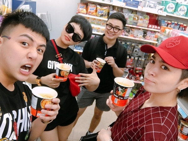 Loạt ảnh Miu Lê, Gil Lê, Duy Khánh cùng 1 cậu bạn vui vẻ đi du lịch ở Thái Lan.