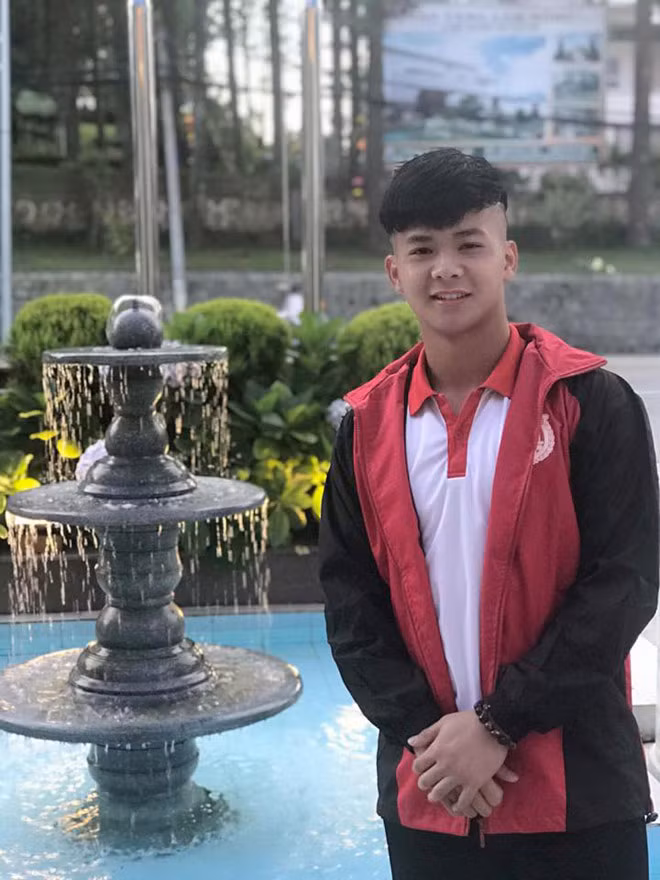 Đẹp trai chẳng kém các đàn anh Bùi Tiến Dũng, Đặng Văn Lâm.