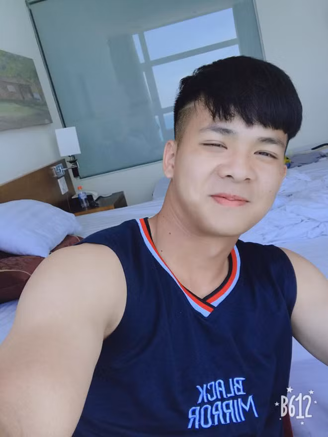 Trong những bức hình “selfie”, Thái Hiếu còn được nhận xét là cực kỳ baby, đáng yêu. Sở hữu chiều cao 1m76, chàng thủ môn trông ra dáng cả khi diện quần đùi áo số hay quần áo thường ngày.