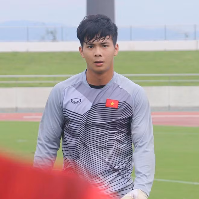 Anh chàng thủ môn U19 Việt Nam sở hữu gương mặt điển trai, sống mũi cao và nụ cười dễ thương.