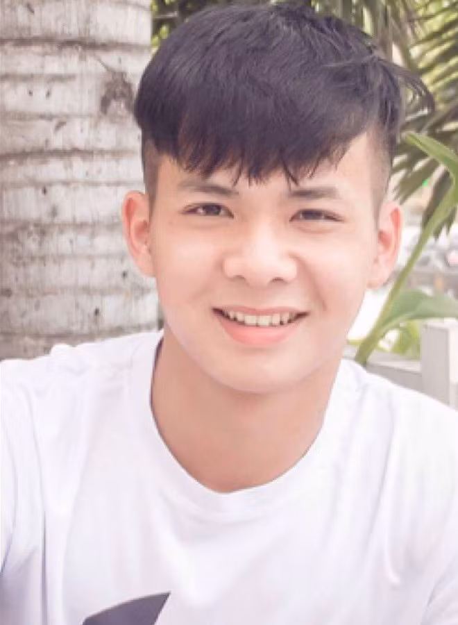 Thái Hiếu (18 tuổi) sinh ra ở Hưng Yên. Anh đến từ lò đào tạo PVF và nhiều lần được góp mặt trong tuyển trẻ quốc gia đi thi đấu quốc tế. Những thành tích Thái Hiếu đạt được trong nhiều năm thi đấu cũng khiến nhiều người nể phục. Anh từng cùng đồng đội giành ngôi Á quân tại giải U16 Đông Nam Á năm 2016.