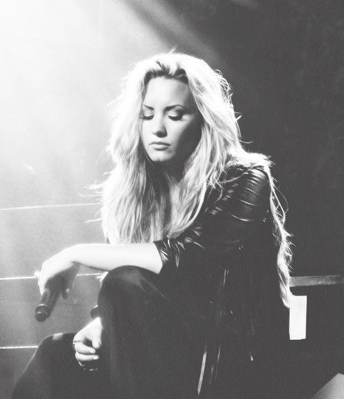 Đến hôm 24/7, lại có thông tin Demi Lovato nhập viện vì sốc thuốc. Dù chưa rõ là ma túy hay bất cứ loại thuốc nào, nhưng với tiền sử nghiện ngập của nữ ca sĩ, nhiều người cho rằng vẫn là nguyên nhân cũ. Trong quá khứ, Lovato cũng từng bị sốc ma túy vài lần do dùng quá liều. &gt;&gt;&gt; Xem video "Demi Lovato làm giám khảo X Factor Mỹ". Nguồn VTC14: