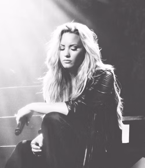 Đến hôm 24/7, lại có thông tin Demi Lovato nhập viện vì sốc thuốc. Dù chưa rõ là ma túy hay bất cứ loại thuốc nào, nhưng với tiền sử nghiện ngập của nữ ca sĩ, nhiều người cho rằng vẫn là nguyên nhân cũ. Trong quá khứ, Lovato cũng từng bị sốc ma túy vài lần do dùng quá liều. >>> Xem video "Demi Lovato làm giám khảo X Factor Mỹ". Nguồn VTC14: