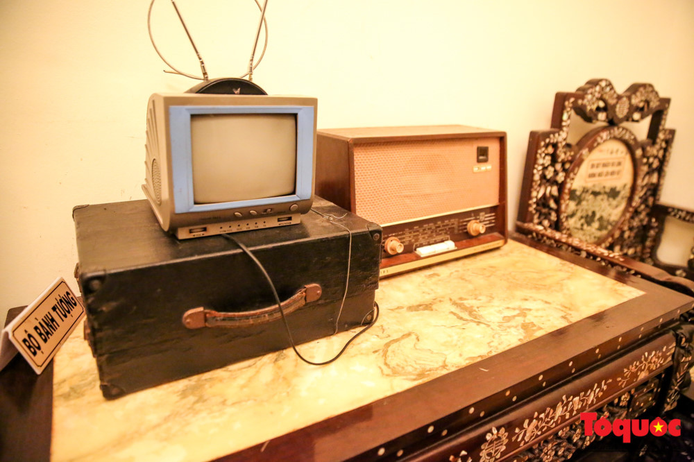 Những vật dụng tiện nghi như tivi, đài, máy hát cũng được giữ nguyên bản tại ngôi nhà này.