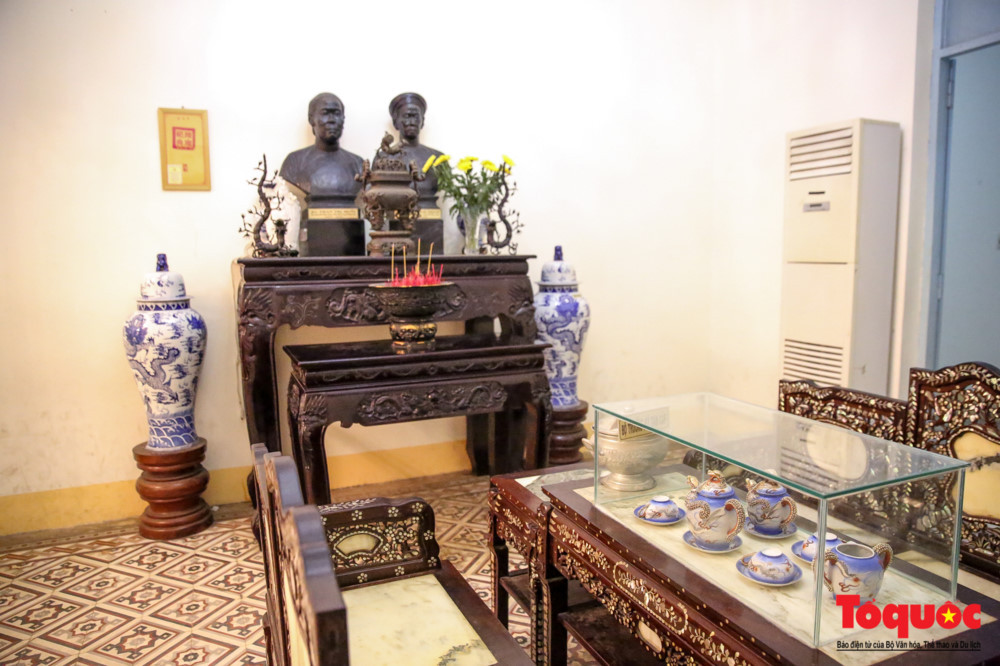 Bàn thờ cha mẹ Công tử Bạc Liêu.