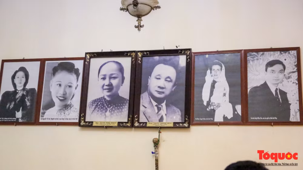 Di ảnh "Công tử Bạc Liêu" Trần Trinh Huy và các đời vợ được treo ngay trên tầng 2 gian thờ của ngôi nhà.