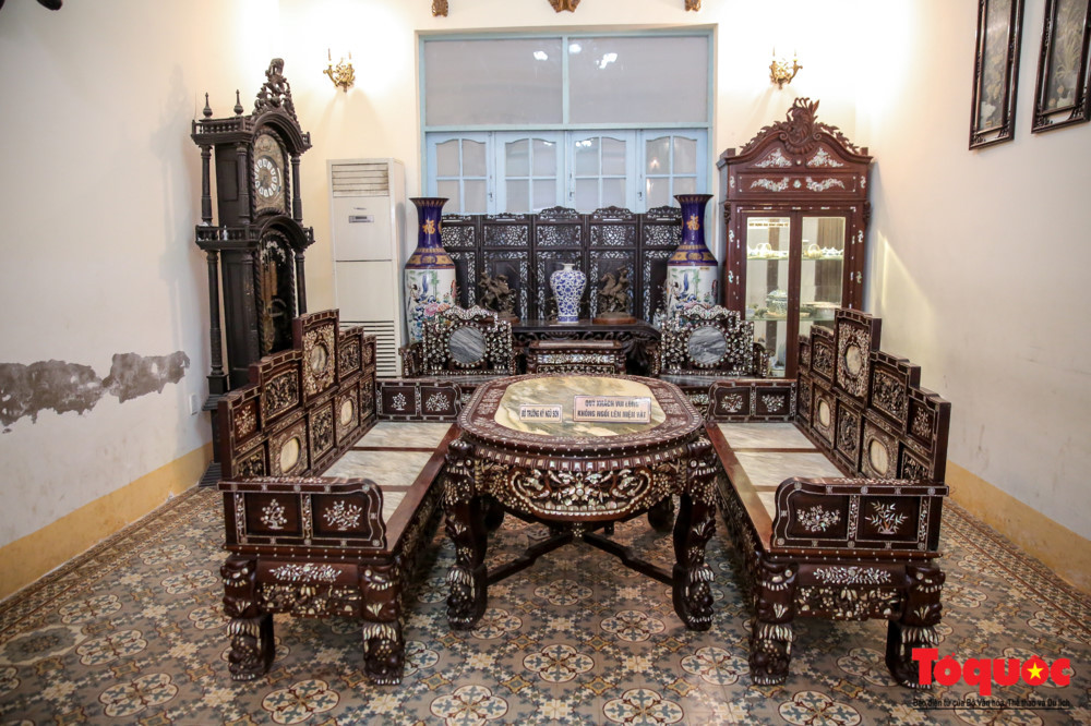 Tiếp đó là bộ Trường kỷ ngũ sơn nổi bật trong phòng tiếp khách của Công tử Bạc Liêu.