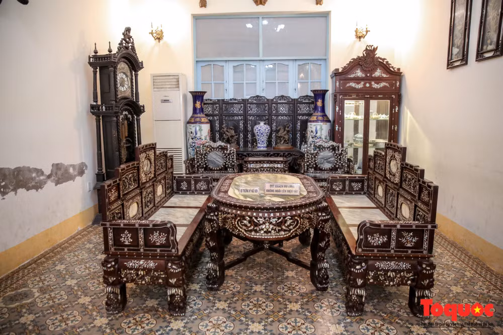 Tiếp đó là bộ Trường kỷ ngũ sơn nổi bật trong phòng tiếp khách của Công tử Bạc Liêu.