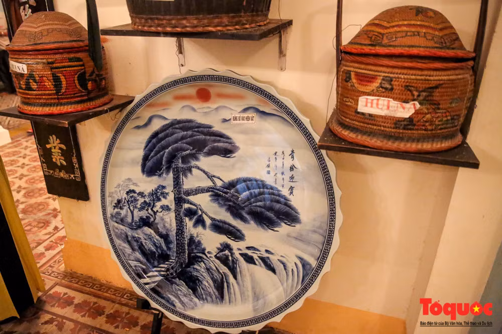 Chiếc dĩa lớn dùng đựng bánh in để đãi tá điền.