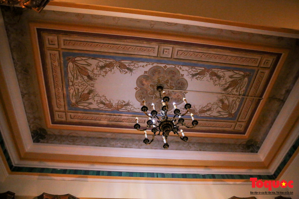 Đèn chùm tỏa ánh sáng tạo cảm giác ấm cúng và lịch lãm.