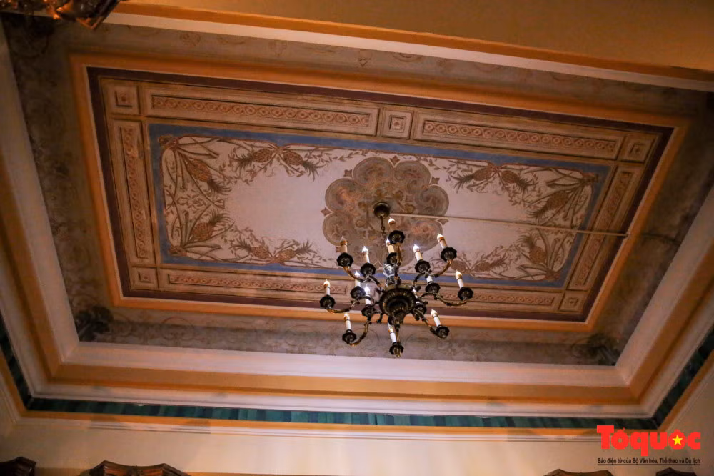 Đèn chùm tỏa ánh sáng tạo cảm giác ấm cúng và lịch lãm.