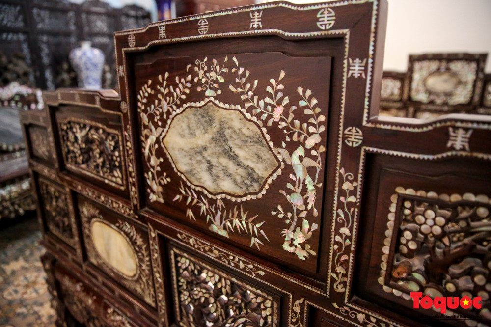 Các bộ bàn ghế nơi đây đều được cẩn xà cừ sắc sảo.