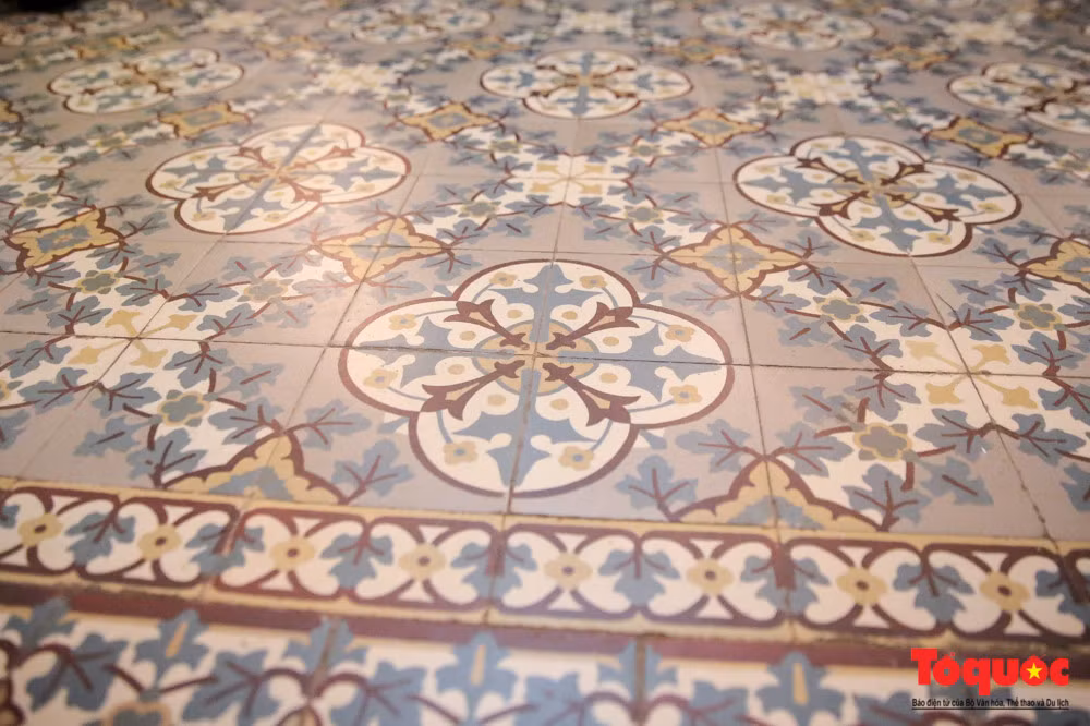 Ngôi nhà này do kỹ sư người Pháp thiết kế và tất cả vật liệu đều được đưa từ Pháp về, từ thép đúc, cẩm thạch lát nền, gạch, khung sắt trang trí đến ốc vít đều có khắc chữ “P” chìm- thể hiện nguồn gốc xuất xứ tại thủ đô Paris hoa lệ. Sau khi hoàn thành, đây được xem là ngôi nhà bề thế nhất ở Nam kỳ lục tỉnh lúc bấy giờ.