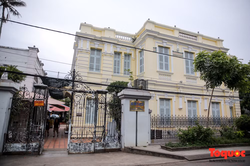  Nhà “Công tử Bạc Liêu” hiện tọa lạc tại số 13 Điện Biên Phủ, phường 3, TP. Bạc Liêu. Ngôi nhà này được xây dựng vào khoảng năm 1919, lúc đó “Công tử Bạc Liêu” Trần Trinh Huy khoảng 19, 20 tuổi.