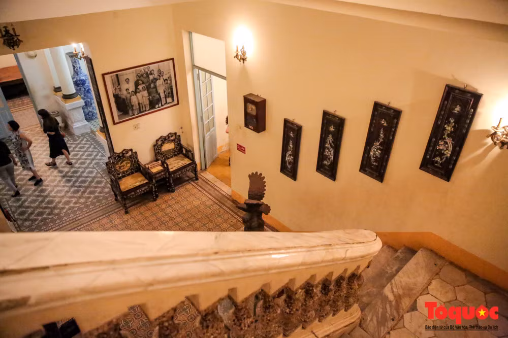 Khu nhà gồm 2 tầng nổi bật bởi kiến trúc Pháp sang trọng, bề thế. Tầng trệt của ngôi nhà có 2 phòng ngủ, 2 đại sảnh khá rộng và cầu thang dẫn lên lầu.