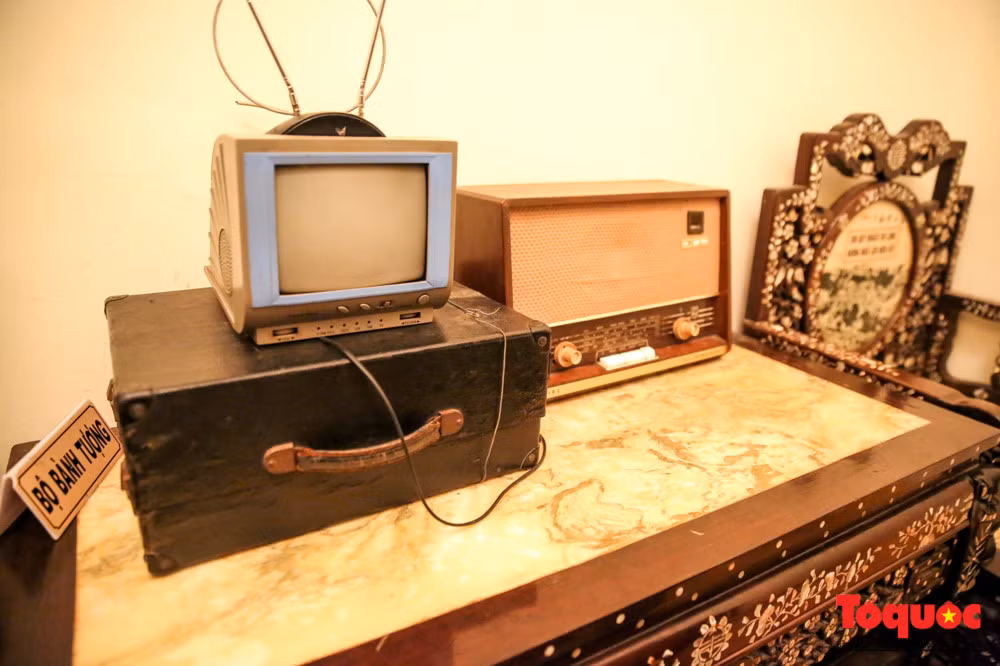 Những vật dụng tiện nghi như tivi, đài, máy hát cũng được giữ nguyên bản tại ngôi nhà này.