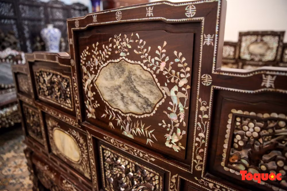 Các bộ bàn ghế nơi đây đều được cẩn xà cừ sắc sảo.