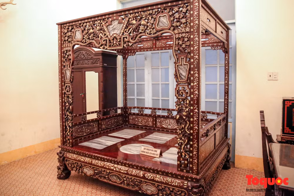 Tầng lầu có 3 phòng ngủ, 2 đại sảnh, nơi có đầy đủ tiện nghi với giường đôi, tivi, điện thoại, đồng hồ, máy lạnh, tủ áo và một bàn viết. Ngay khi bước chân vào ngôi nhà, du khách sẽ bị cuốn hút bởi những đường nét thiết kế tỉ mỉ, tinh tế, toát lên vẻ sang trọng.