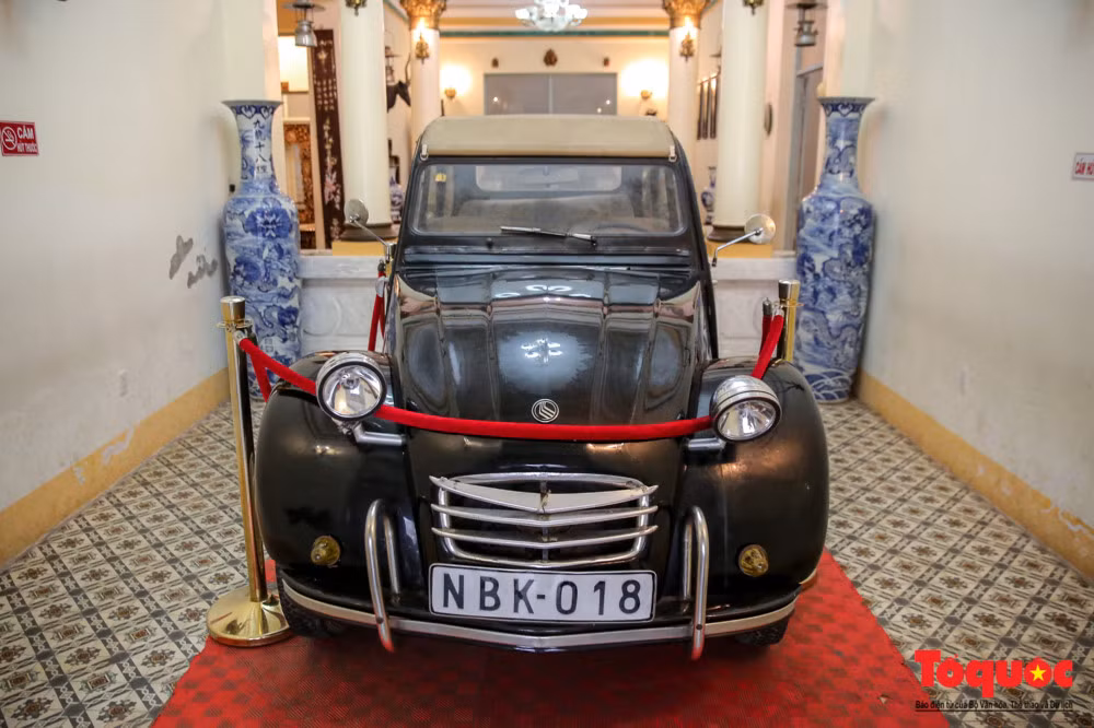 Chiếc xe hơi chỉ có số ít quý tộc bên Pháp mới dám mua thời đó.