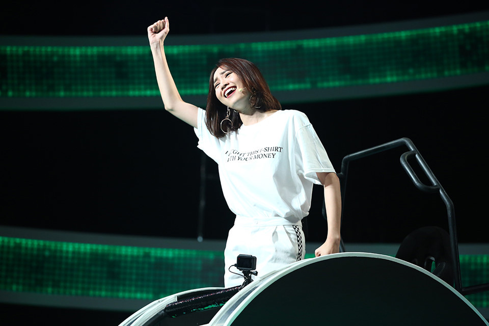 Nhanh như chớp là game show mua bản quyền từ Thái Lan. Chương trình có luật chơi đơn giản với những câu hỏi “mẹo” mang nội dung không thể ngờ. Mỗi tập sẽ là cuộc đối đầu giữa hai đội chơi trên một chiếc xe trượt dốc.