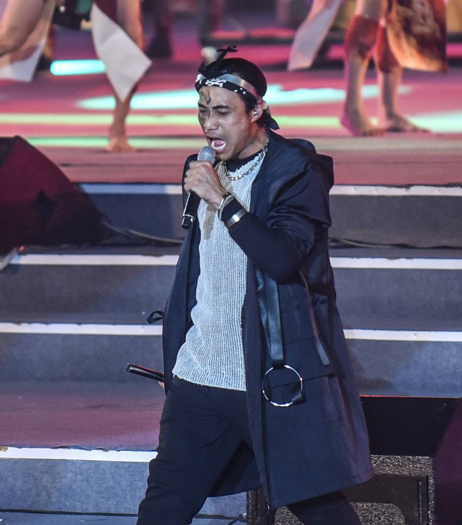 Phạm Anh Khoa tại buổi biểu diễn ở Hạ Long tối 28/4.