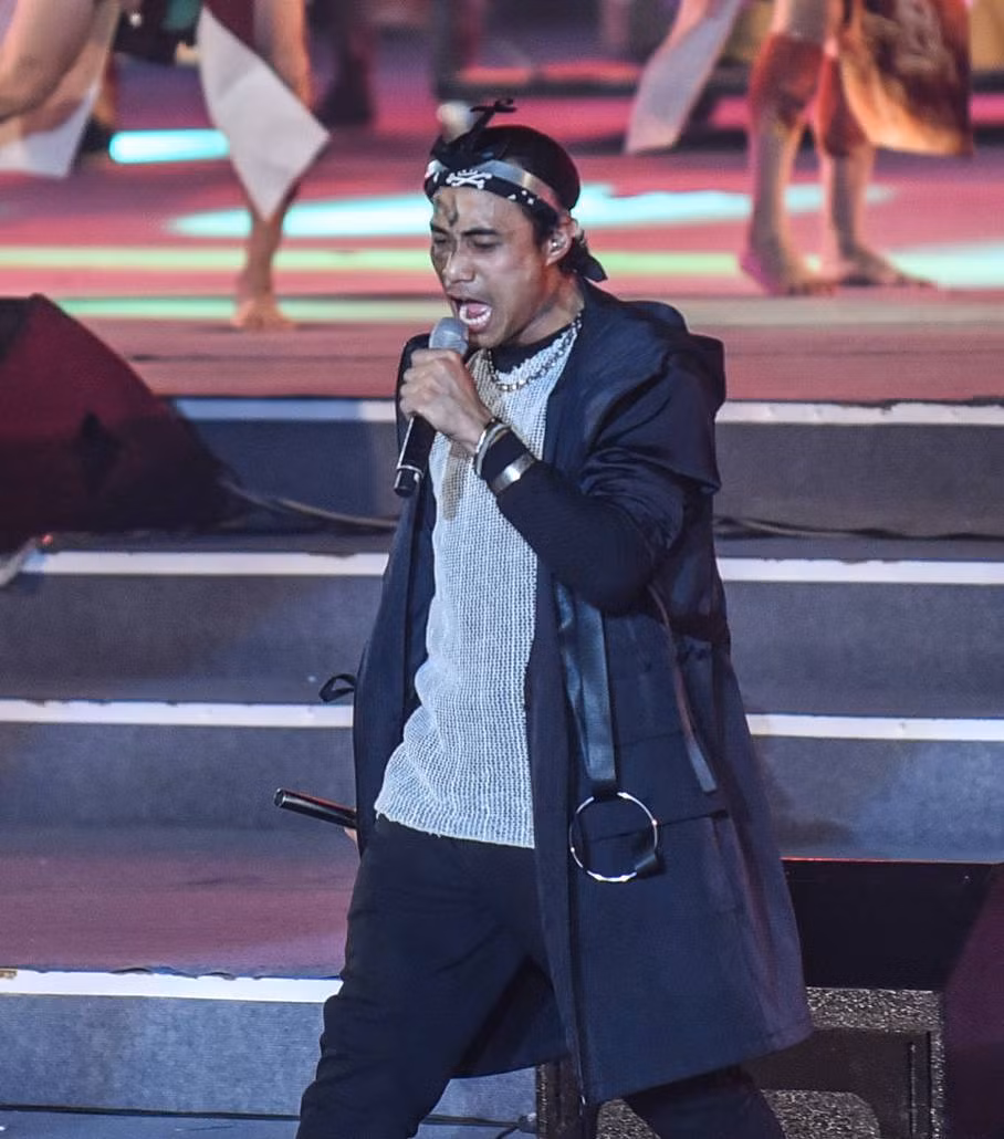 Phạm Anh Khoa tại buổi biểu diễn ở Hạ Long tối 28/4.