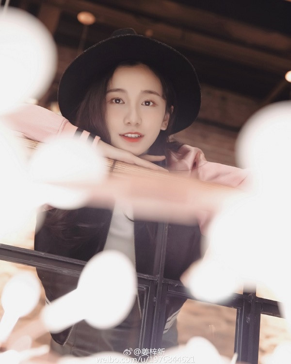 Cô từng phát hành một album vào cuối năm 2016. Trên Weibo, cô thường đăng tải nhiều video cover các ca khúc hit.