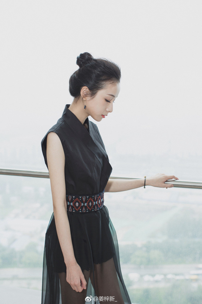 Cô cũng là fashionista của giới trẻ Trung Quốc với phong cách thời trang ấn tượng. Không diện trang phục rườm rà, Khương Tử Tân thường chọn style đơn giản với gam màu trung tính, nhã nhặn.