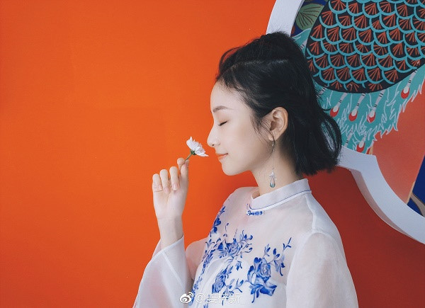 Khương Tử Tân được nhận vào Học viện âm nhạc trung ương khi đang học trung học. Cô có năng khiếu âm nhạc khi theo học piano từ 4 tuổi. Ngoài ra, cô cũng chơi được guitar. Người đẹp từng gây ấn tượng với giọng hát nội lực khi tham gia cuộc thi Gold 100 Seconds của CCTV năm 18 tuổi.