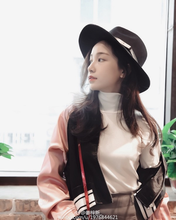 Khương Tử tân sở hữu gương mặt nhỏ nhắn với đường nét thanh tú. Với vẻ đẹp trong trẻo, nữ diễn viên được kỳ vọng trở thành thế hệ tiểu hoa đán của màn ảnh Hoa ngữ.