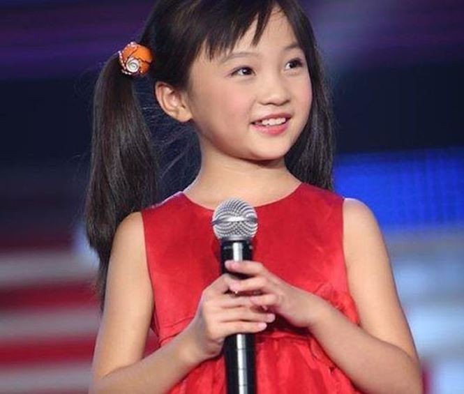 Hình ảnh Lâm Diệu Khả hát mở màn Olympic bắc Kinh năm 2008.