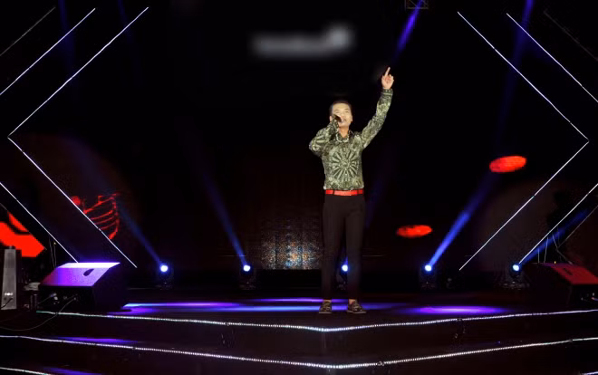 Bên cạnh Mỹ Tâm, chương trình còn có sự tham gia của nam ca sĩ Khắc Việt với 4 ca khúc đình đám trong thời gian qua là Hỏi thăm nhau, Yêu lại từ đầu, Liên khúc anh khác hay em khác và Ngỡ.