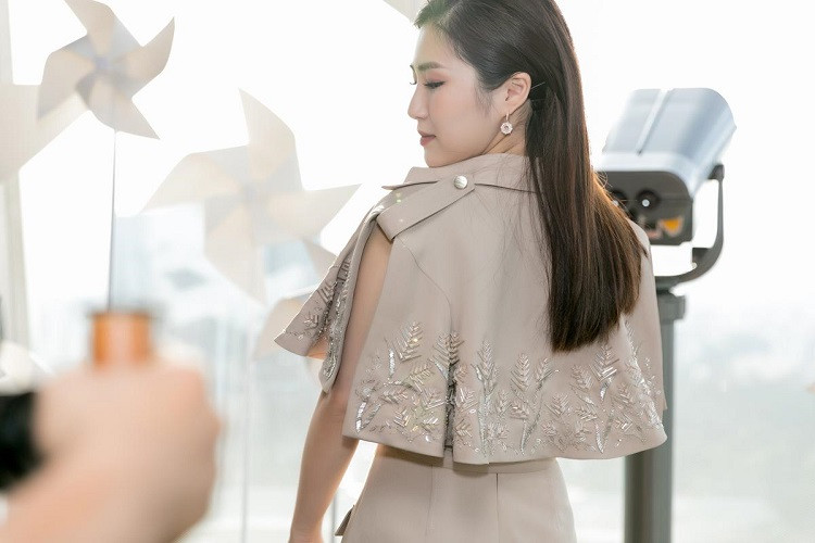 Hương Tràm đang có một bước chuyển mình đáng kể về thời trang. Nữ ca sĩ mang đến nét nữ tính, quyến rũ và gợi cảm.