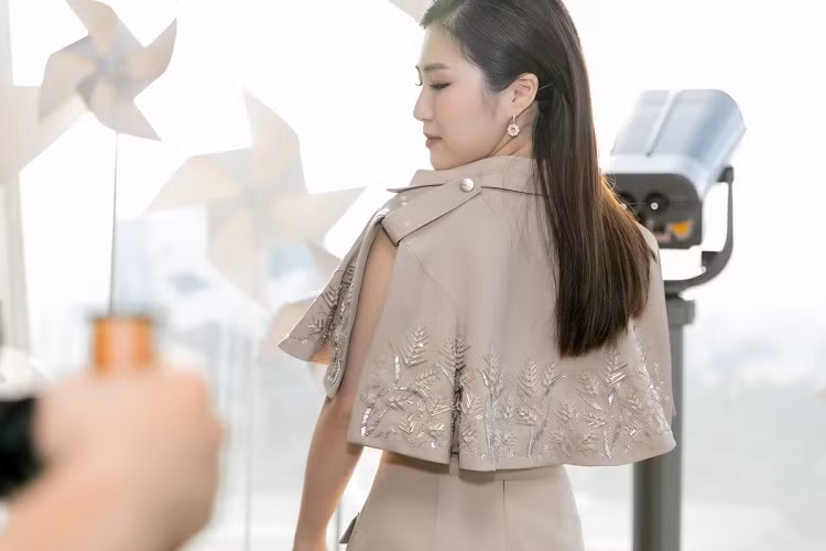 Hương Tràm đang có một bước chuyển mình đáng kể về thời trang. Nữ ca sĩ mang đến nét nữ tính, quyến rũ và gợi cảm.