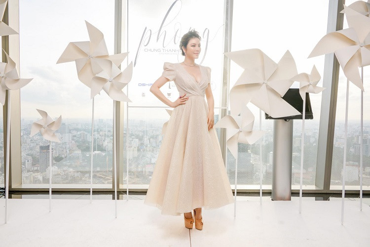 Lý Nhã Kỳ xuất hiện nổi bật với bộ váy tông nude, xếp ly vô cùng tinh tế. Đây cũng là sự kiện đầu tiên Lý Nhã Kỳ tham dự trên cương vị Lãnh sự danh dự Rumani. (Ảnh: MR.AT)