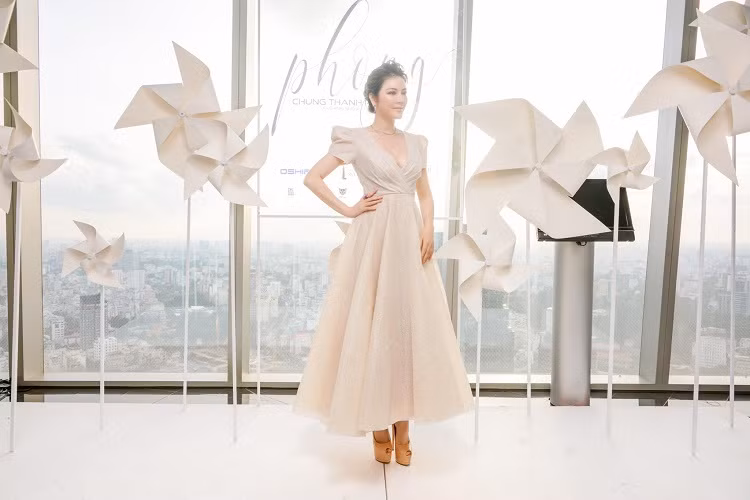 Lý Nhã Kỳ xuất hiện nổi bật với bộ váy tông nude, xếp ly vô cùng tinh tế. Đây cũng là sự kiện đầu tiên Lý Nhã Kỳ tham dự trên cương vị Lãnh sự danh dự Rumani. (Ảnh: MR.AT)