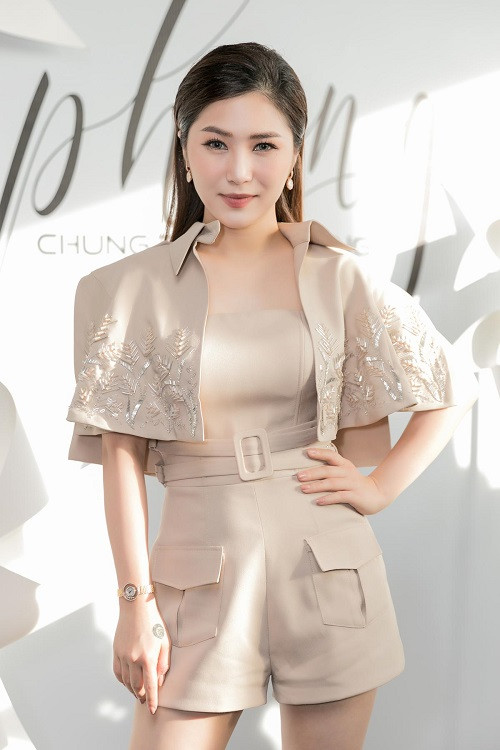 Nữ ca sĩ khoe đồng hồ và bộ trang sức đắt đỏ từ thương hiệu Chopard.