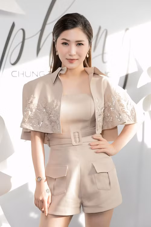 Nữ ca sĩ khoe đồng hồ và bộ trang sức đắt đỏ từ thương hiệu Chopard.