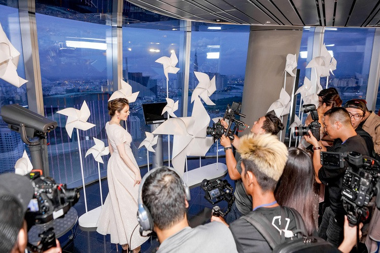 Sự xuất hiện của diễn viên Lý Nhã Kỳ thu hút sự chú ý của giới truyền thông. (Ảnh: MR.AT)