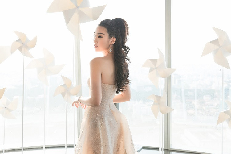 Đỗ Mỹ Linh diện chiếc đầm cúp ngực màu sắc trang nhã đến từ chủ nhân của show - NTK Chung Thanh Phong. (Ảnh: Huy Nguyễn)