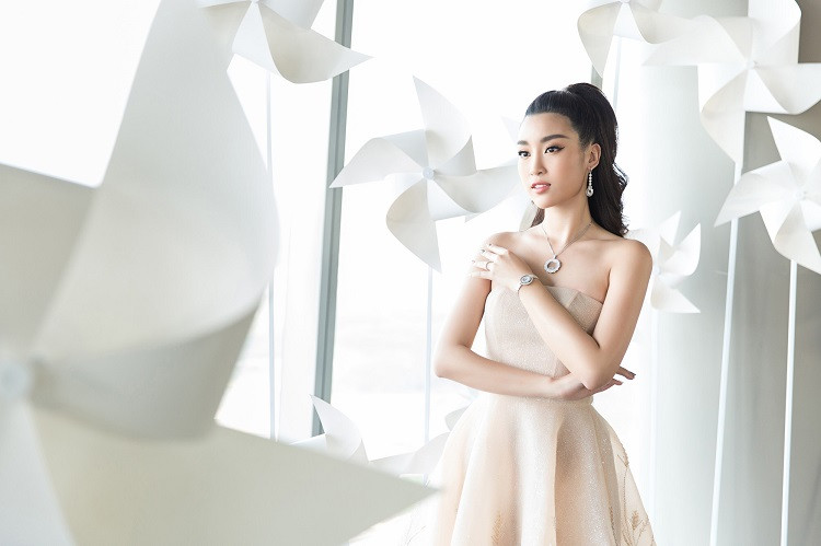 Điểm nhấn cho trang phục là bộ trang sức tiền tỷ. (Ảnh: Huy Nguyễn)