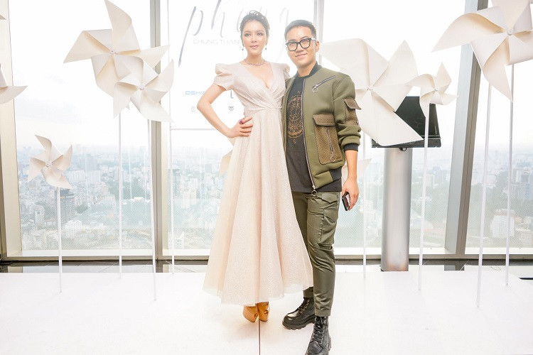 Lý Nhã Kỳ chúc mừng show thời trang của NTK Chung Thanh Phong. (Ảnh: MR.AT)