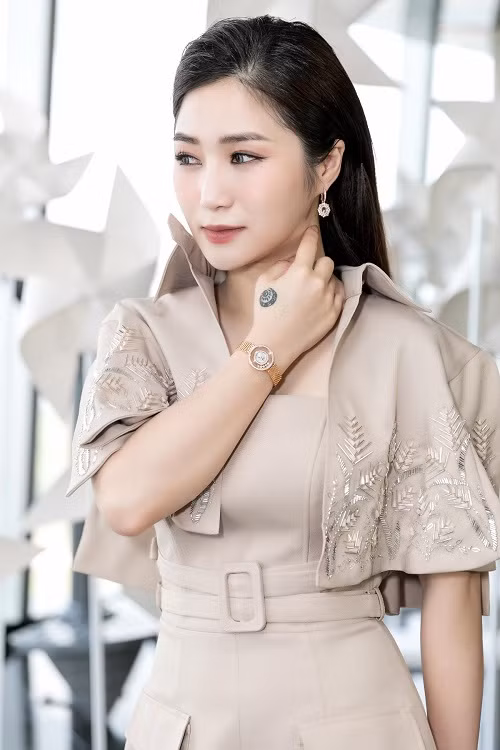 Hiện Hương Tràm đang là giám khảo trong chương trình tìm kiếm tài năng mới “The Debut – Dự án số 1".